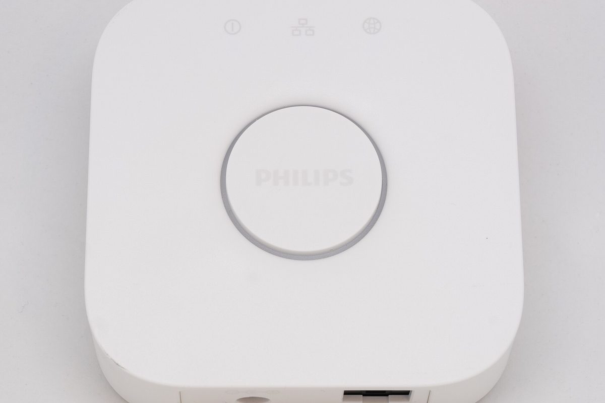 Un pont Philips Hue blanc vu de dessus.